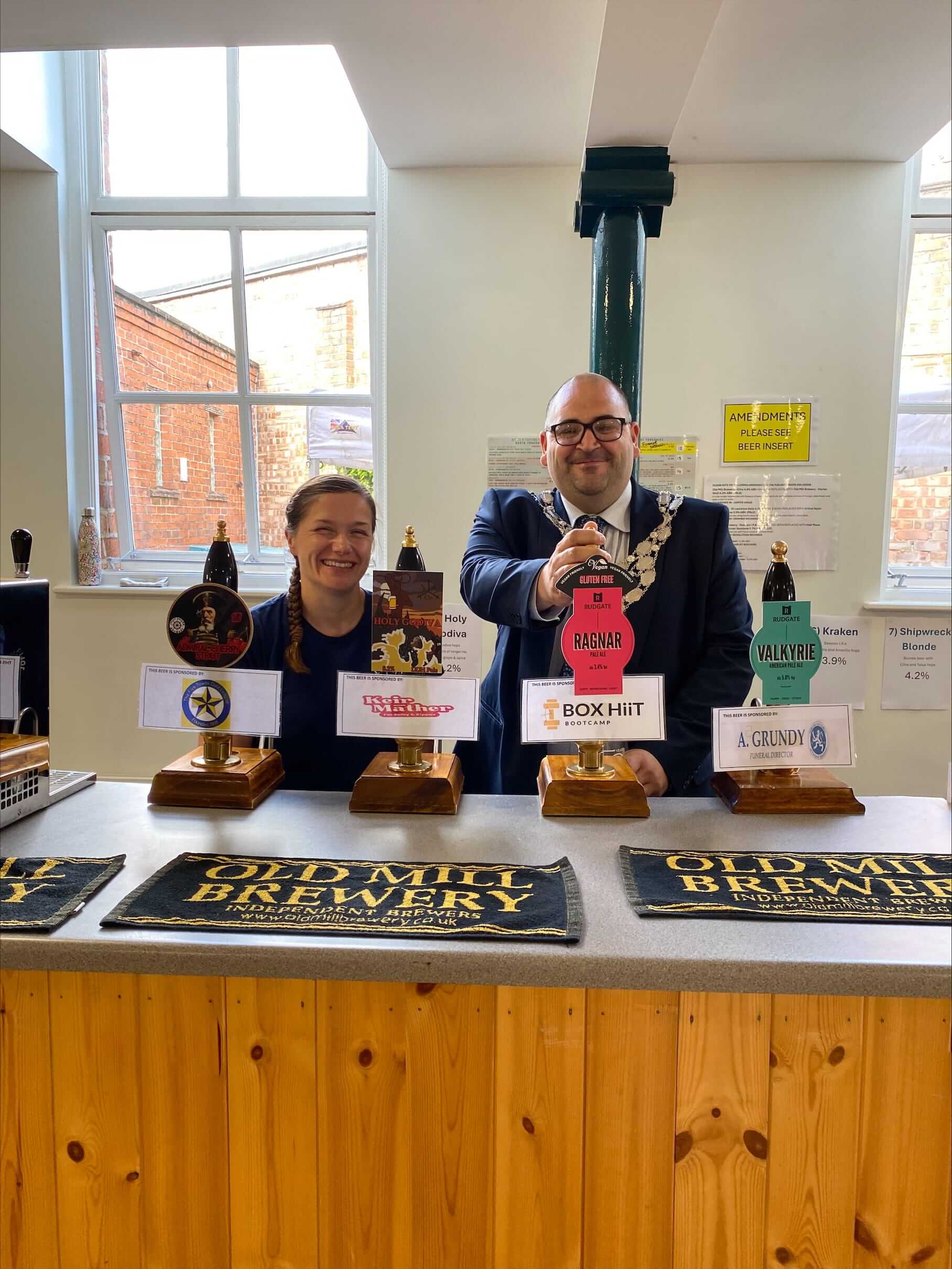 Photo of the mayor pulling a pint